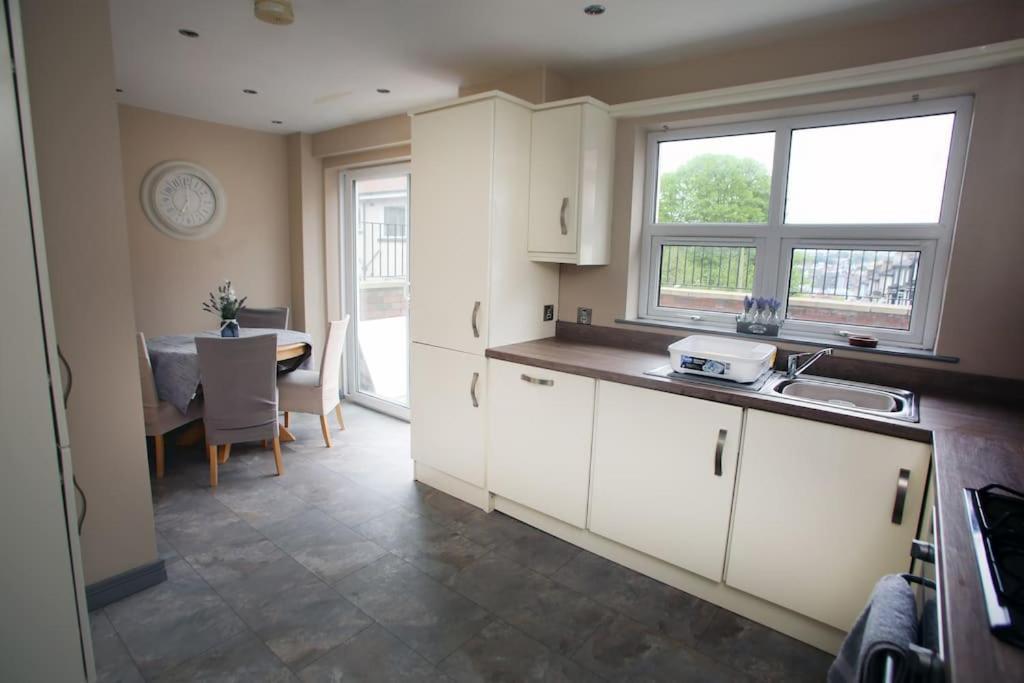 Luxury Townhouse: L/derry Bt48 7jx Apartment Londonderry