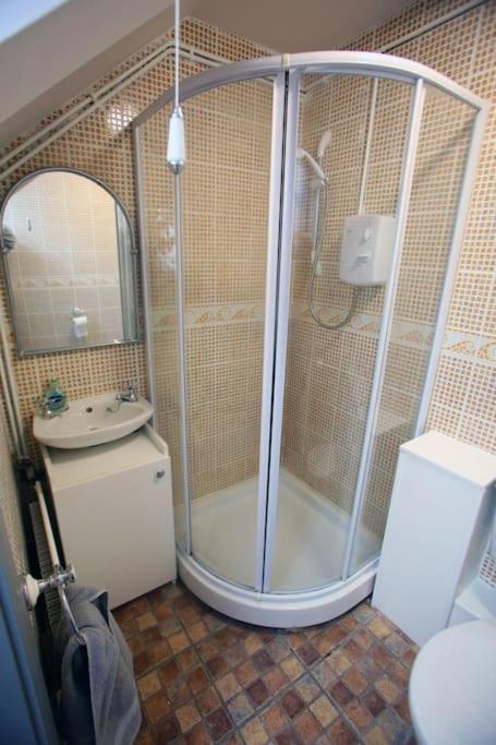 Luxury Townhouse: L/derry Bt48 7jx *