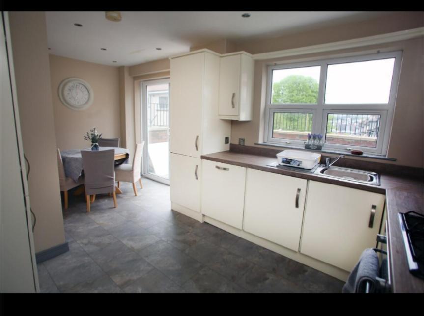 Luxury Townhouse: L/derry Bt48 7jx Apartment